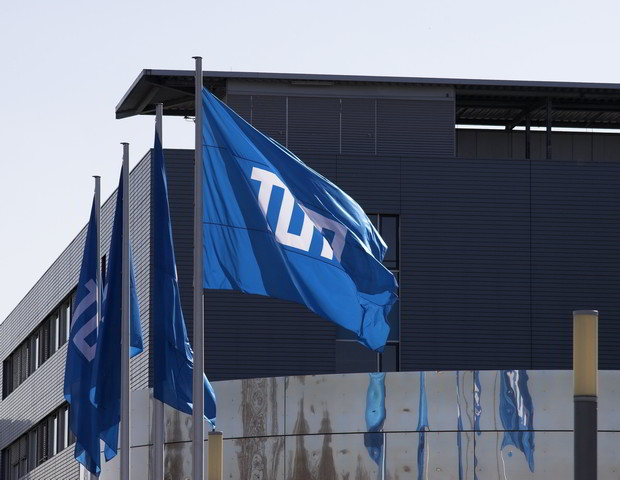 TUM Flags in front of MW building, Photo: Weidemann (TUM)