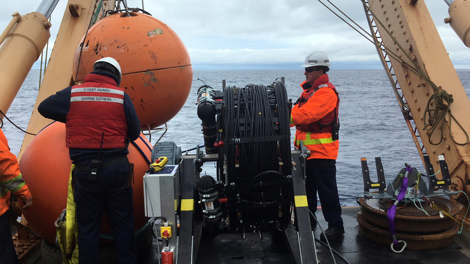 Vorbereiten der Verankerung des Erkundungsexperiments STRAW im Pazifischen Ozean