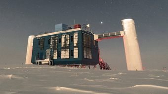 Das IceCube-Observatorium am Südpol unter dem Sternenhimmel.