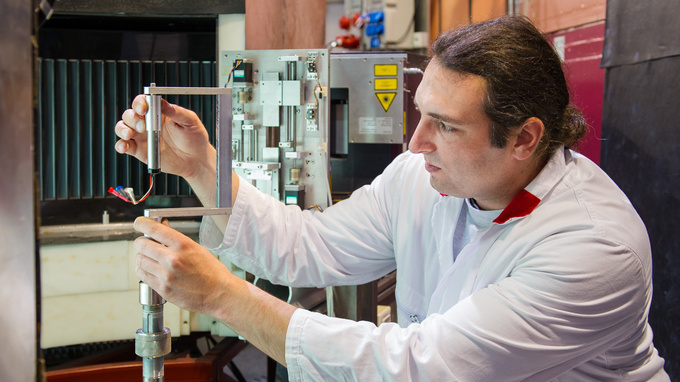 Martin Mühlbauer montiert eine Lithium-Ionen-Zelle