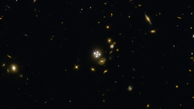 HE0435-1223, in der Mitte des Bildes, gehört zu den fünf besten Gravitationslinsen-Quasaren, die bisher entdeckt wurden