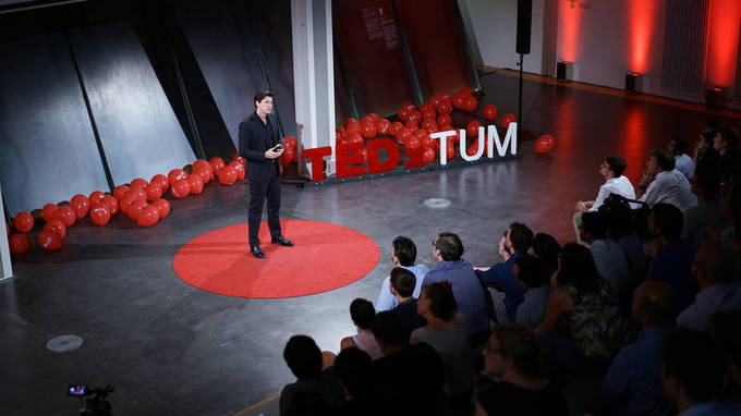 Hendrik Dietz, Professor für Biomolekulare Nanotechnologie, während seines TEDxTUM-Vortrags.