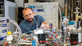Marc A. Wilde untersucht im Labor am Physik-Department Materialien mit speziellen Quanteneigenschaften, beispielsweise für Spintronics-Anwendungen.