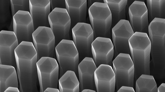 Nanodrähte aus Germanium-Silizium-Legierung mit hexagonalem Kristallgitter können Licht erzeugen.