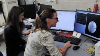 Die Forscherinnen Kaye Morgan (links, Monash University, Australien) und Regine Gradl (Doktorandin TUM) im Kontrollraum der Munich Compact Light Source.