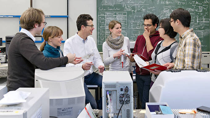 Prof. Müller-Buschbaum mit seiner Gruppe im Labor