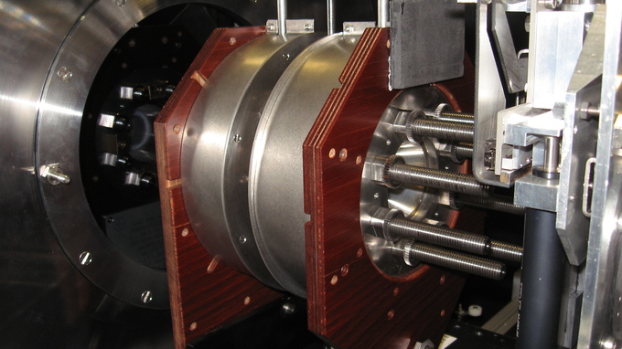 Hochdruckprobenzelle mit der Probe wird am Instrument KWS-3