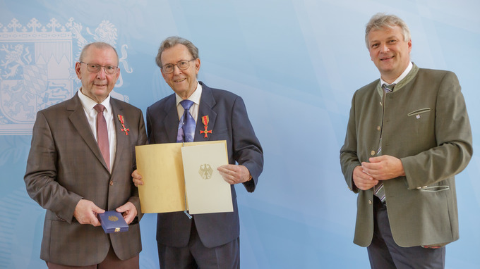 Bayerns Wirtschaftsstaatssekretär Roland Weigert mit Professor Dr. Volker Schönfelder und seinem Bruder