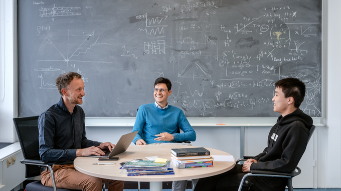 Prof. Frank Pollmann, Prof. Michael Knap und Yujie Liu im Physik-Department der TUM