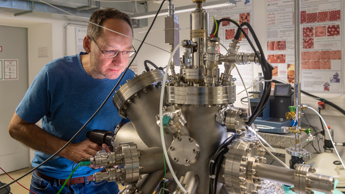 Markus Lackinger transferiert eine Probe in der Ultrahochvakuum-Kammer.