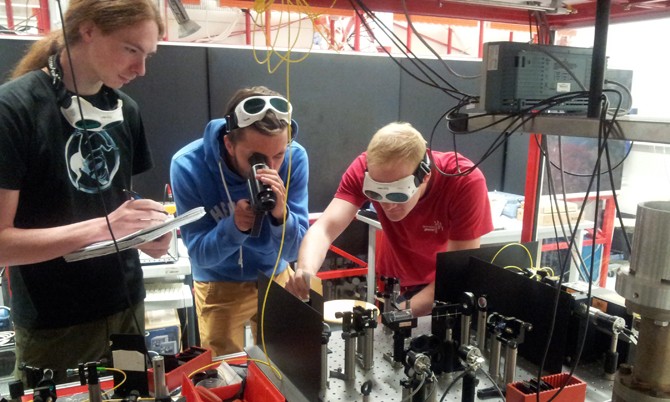 Students at a FOPRA experiment (No. 5: Doppler-Free Saturated Absorption Spectroscopy). Photo: C. Hamsen