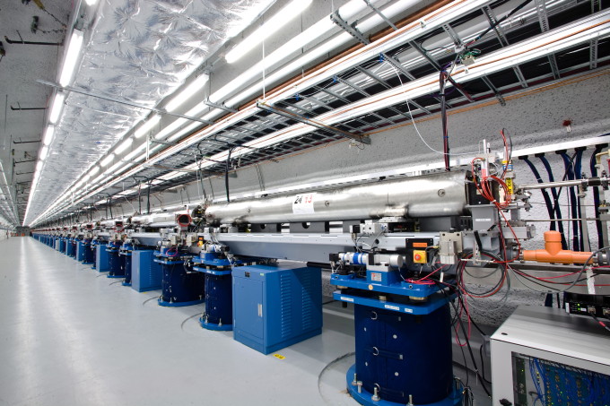 Undulatorhalle der Linac Coherent Light Source des SLAC National Accelerator Laboratory