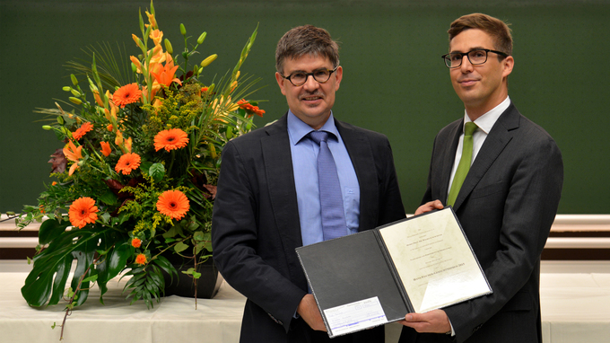 Prof. Willi Auwärter (to the right) receives the Hans Fischer memorial prize