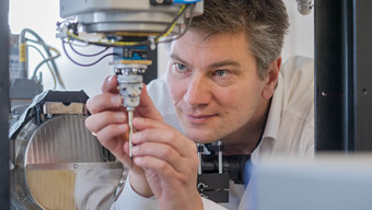 Franz Pfeiffer mounting a sample on the Nano-CT device.