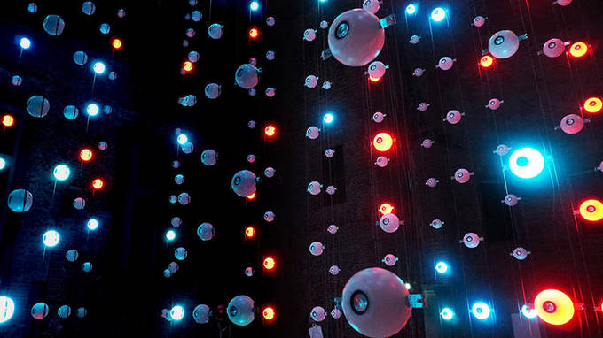 444 illuminierte Lautsprecher verwandeln aktuelle Forschung in ein begehbares Kunstwerk.