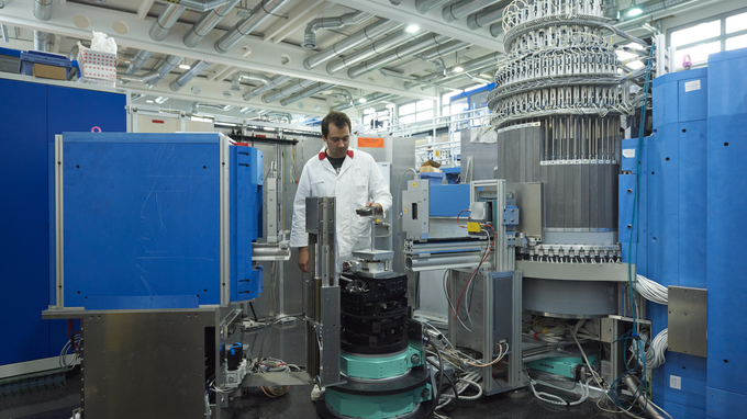 Dr. Dmitry Gorkov at the new three-axes spectrometer KOMPASS in the neutron guide hall west of the FRM II.
