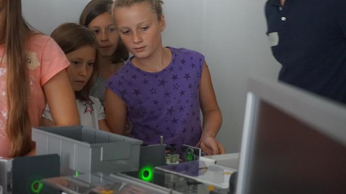 Mädchen machen Technik am Physik-Department
