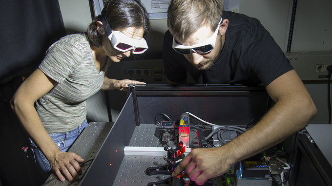 Dr. Zeynep Ökten and co-author Willi L. Stepp at the fluorescence-microscope.