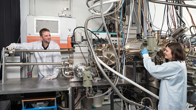 Benedikt Mayer and Lisa Janker at the epitaxy facility at the Walter Schottky Institute, TU Munich