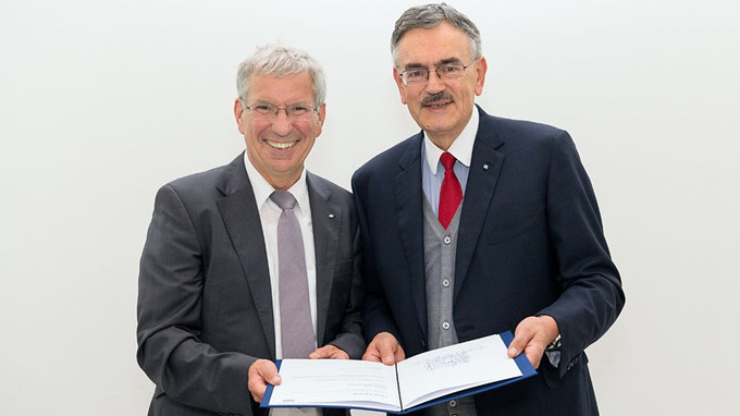 Winfried Petry (l.) receives the award from TUM-President Wolfgang Herrmann (r.).