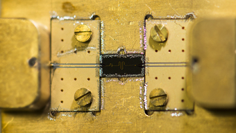 A close view of the quantum circuit developed at the Walther-Meissner-Institut (WMI)